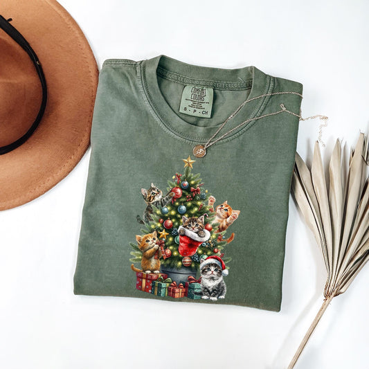 90's Cat Christmas Shirt, Vintage Retro Christmas Comfort Colors® Shirt, Cozy Retro Holiday Christmas Tree T-shirt, Cat Lover Lady XMAS Gift